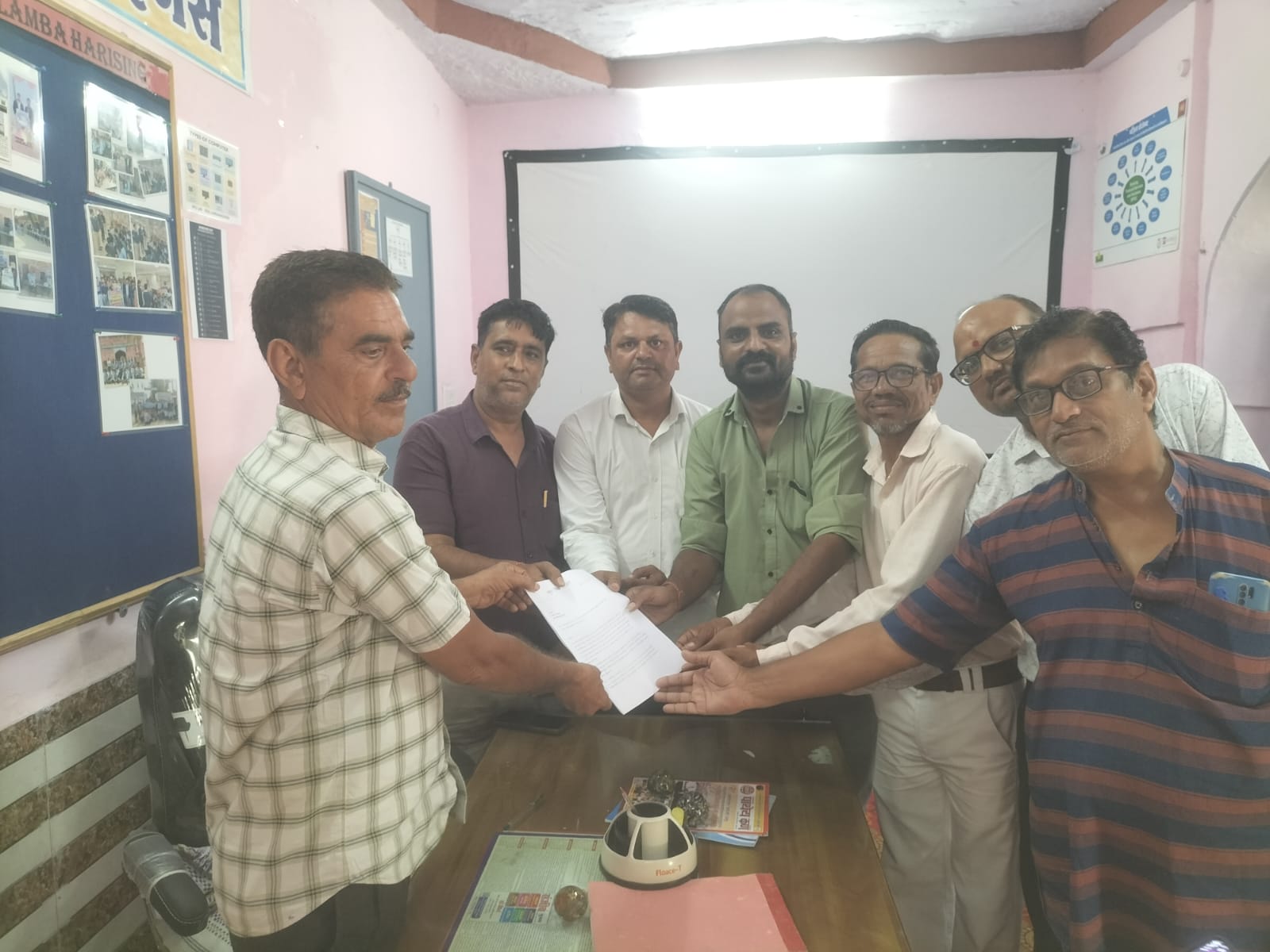 शाला संबलन नियम व दो वर्ष से लंबित आरटीई भुगतान के विरोध में निजी स्कूल संघ ने सौंपा ज्ञापन