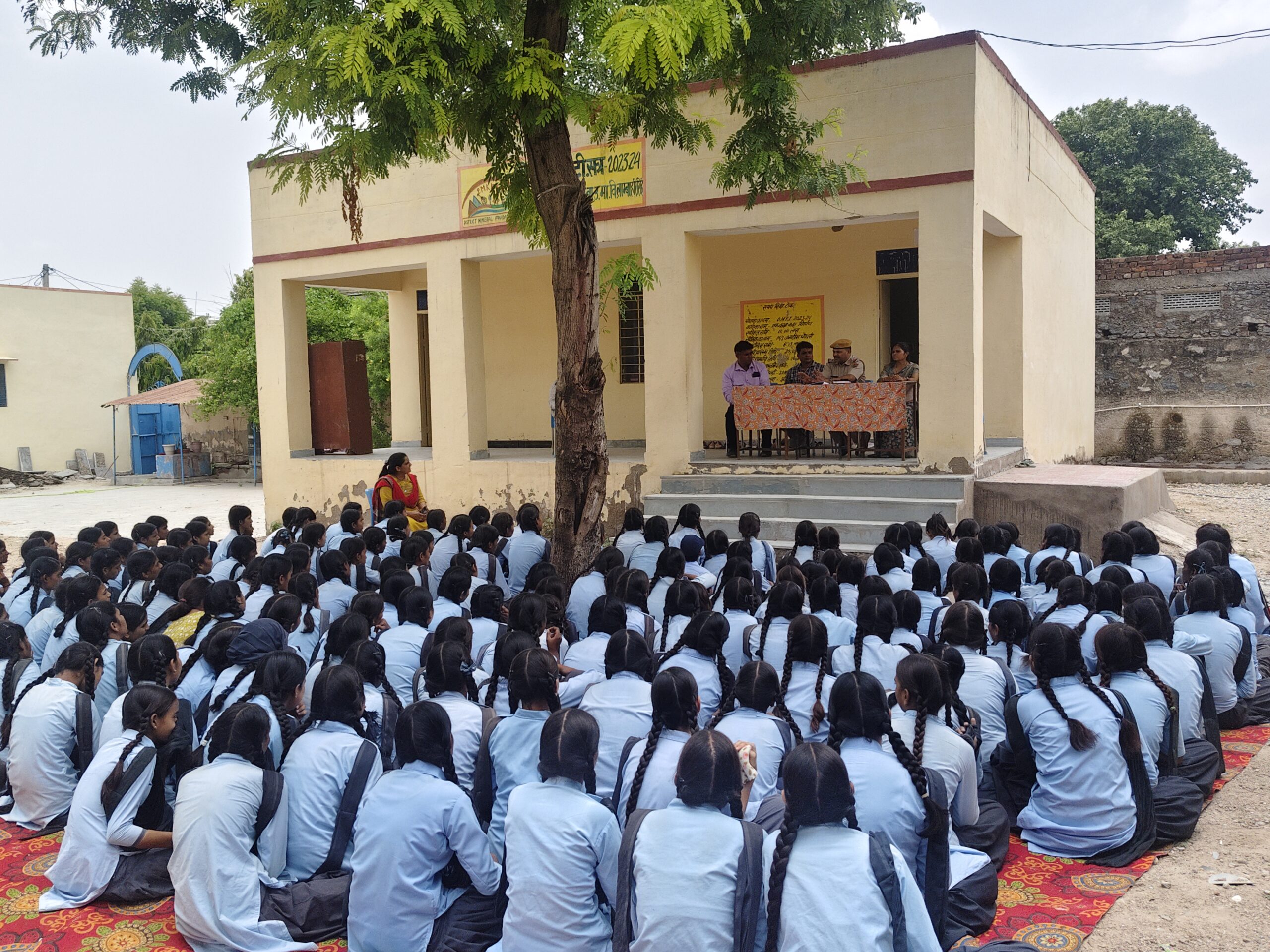 राजकीय बालिका उच्च माध्यमिक विद्यालय में सुरक्षा जागरूकता कार्यक्रम, थाना अधिकारी घासीलाल ने छात्राओं को दिए सुरक्षा के अहम मंत्र