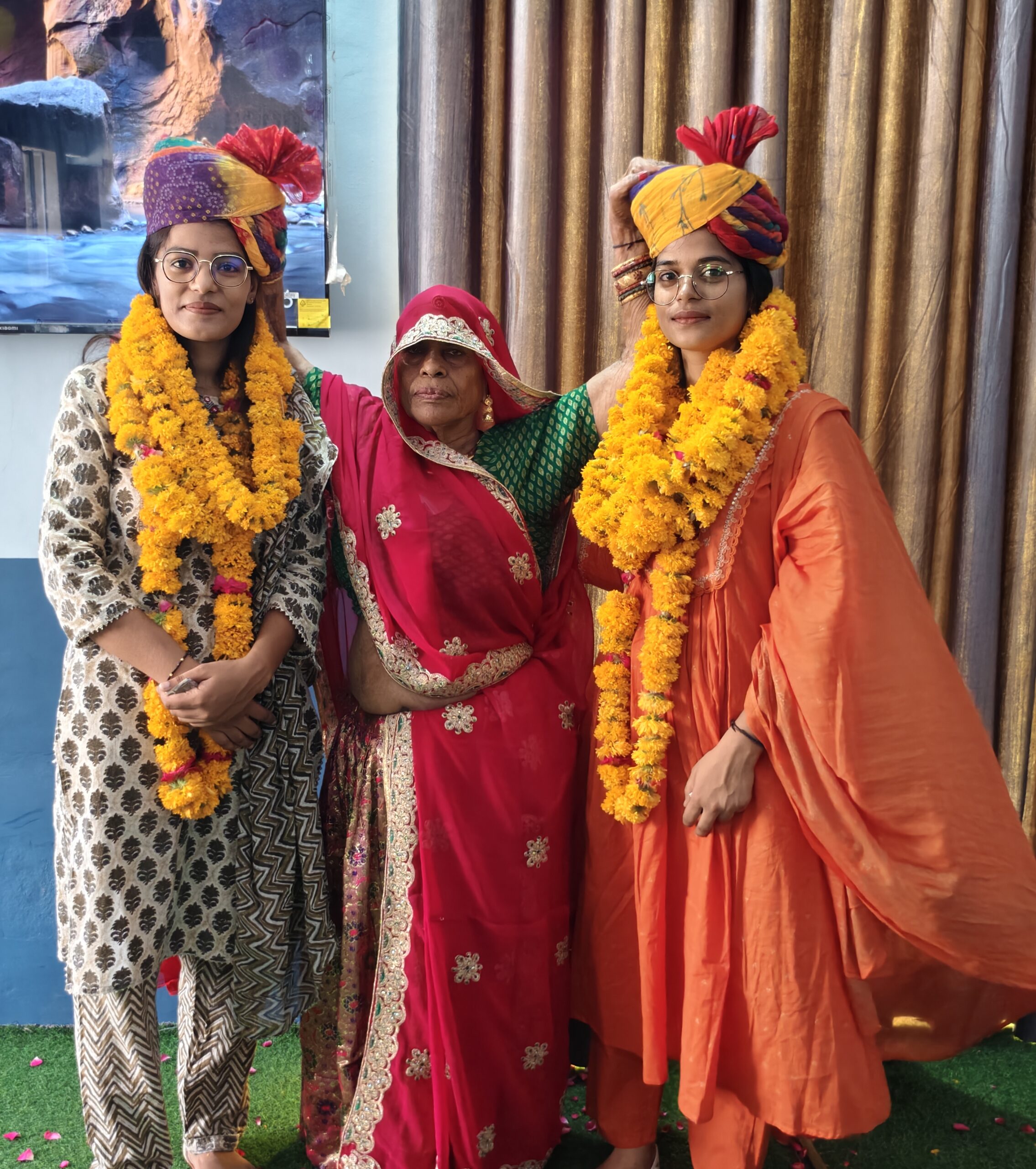 एक ही परिवार की दो बेटियों ने बढ़ाया लाम्बा हरि सिंह का मान, सरकारी नौकरी और नीट सफलता पर हुआ भव्य सम्मान