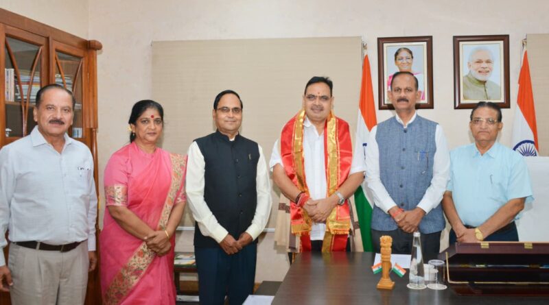 राजस्थान के पांचों कृषि विश्वविद्यालयों के कुलगुरुओं ने राज्यपाल, मुख्यमंत्री और कृषि मंत्री से की शिष्टाचार भेंट, कृषि शिक्षा व किसानों के हित में समन्वित कार्ययोजना पर चर्चा राजस्थान के पांचों कृषि विश्वविद्यालयों के कुलगुरुओं ने राज्यपाल, मुख्यमंत्री और कृषि मंत्री से की शिष्टाचार भेंट, कृषि शिक्षा व किसानों के हित में समन्वित कार्ययोजना पर चर्चा