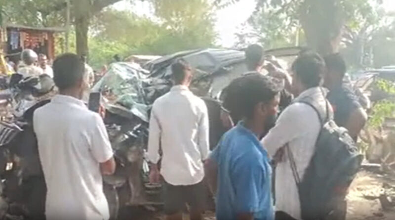 पेड़ से टकराकर पलटी एसयूवी, दो युवकों की मौत, दो गंभीर घायल