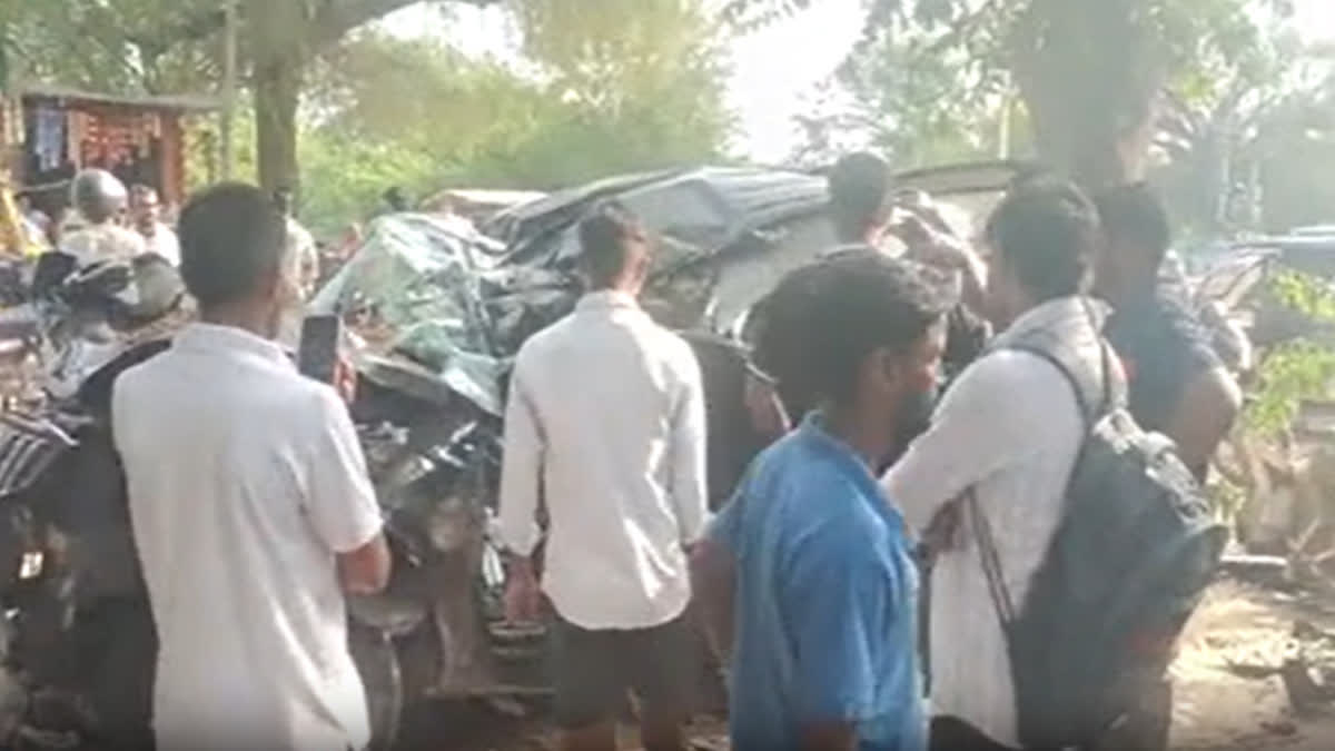 पेड़ से टकराकर पलटी एसयूवी, दो युवकों की मौत, दो गंभीर घायल